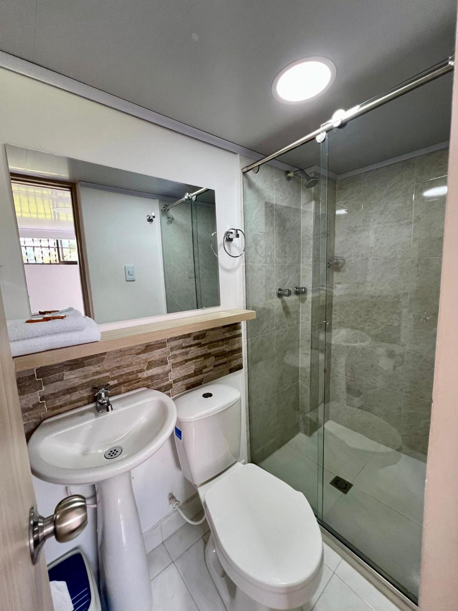 Hotel Adel 马尼萨莱斯 外观 照片