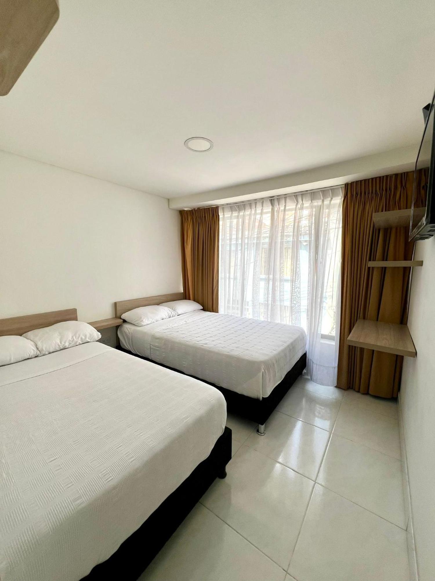 Hotel Adel 马尼萨莱斯 外观 照片