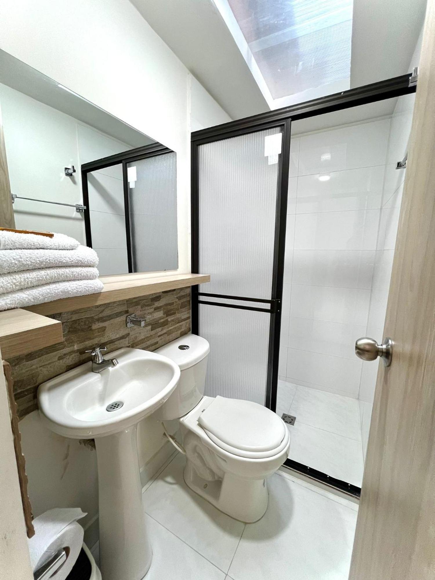 Hotel Adel 马尼萨莱斯 外观 照片