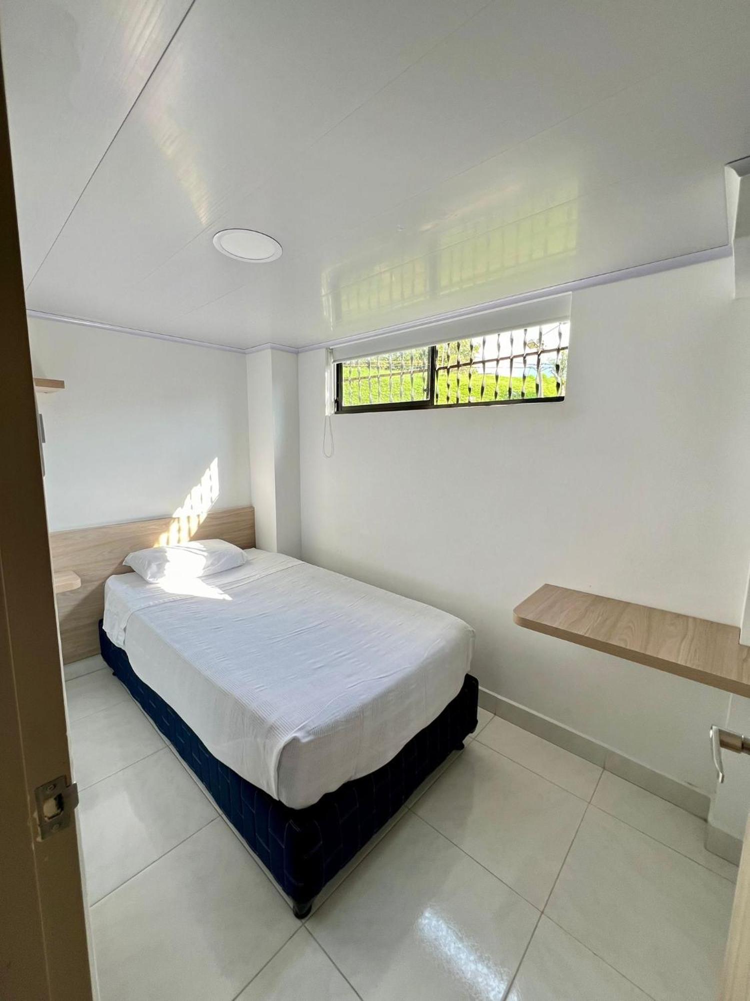 Hotel Adel 马尼萨莱斯 外观 照片