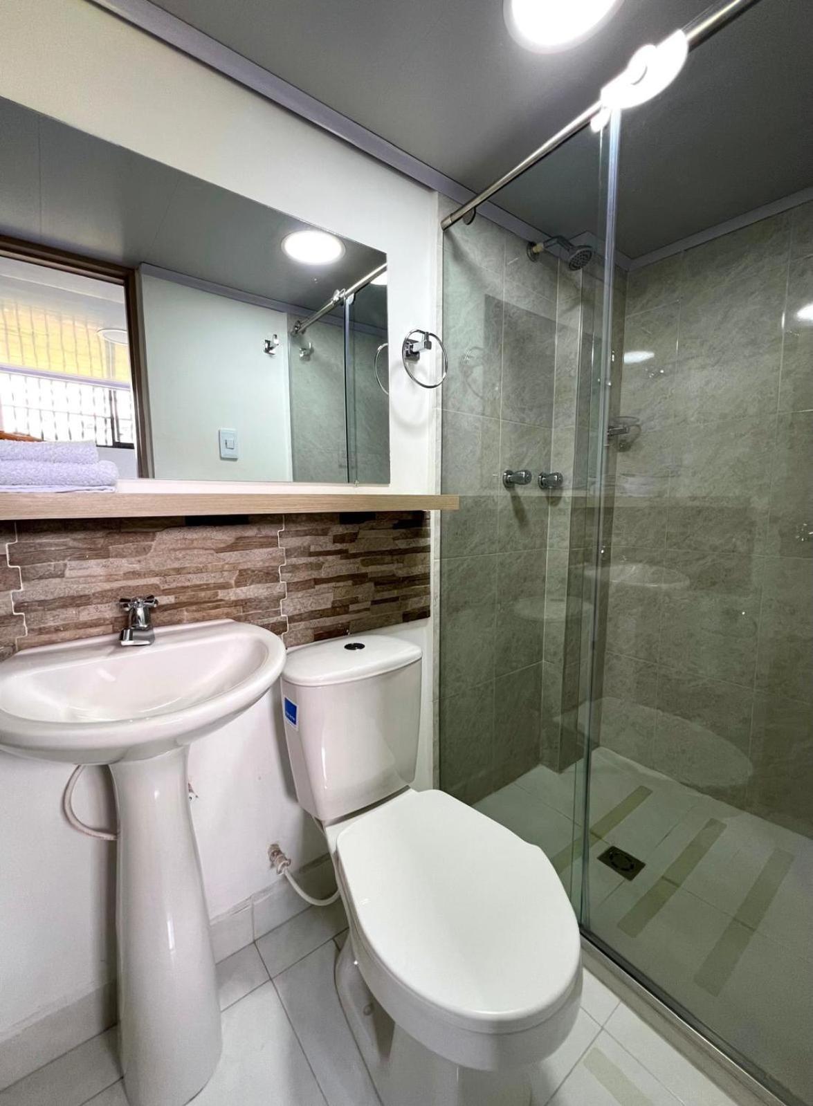 Hotel Adel 马尼萨莱斯 外观 照片