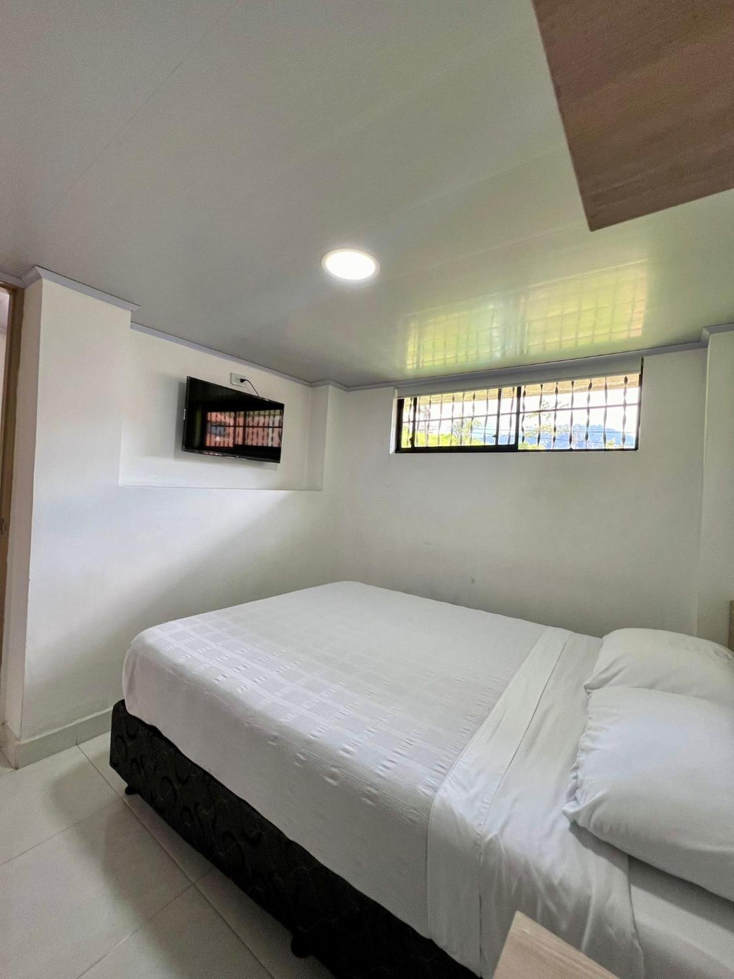 Hotel Adel 马尼萨莱斯 外观 照片
