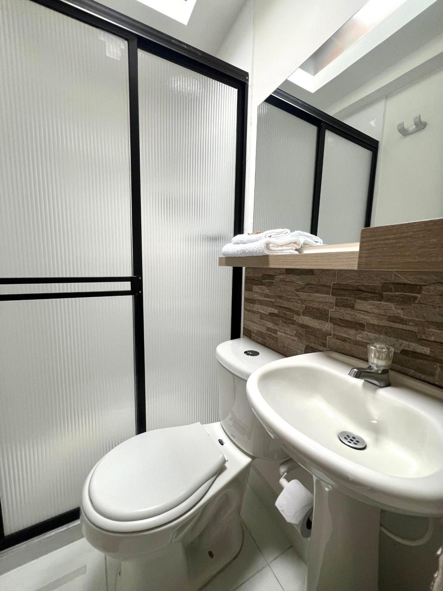 Hotel Adel 马尼萨莱斯 外观 照片
